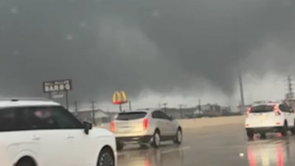 Tornado crosses I-10 in San Antonio, damaging apartments and businesses