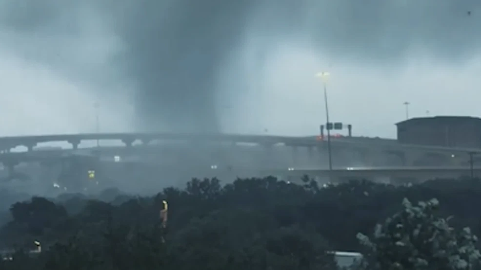 Tornado crosses I-10 in San Antonio, damaging apartments and businesses